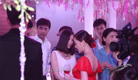 黄圣依贾乃亮疑旧情复燃：澄清谣言与关系管理方案