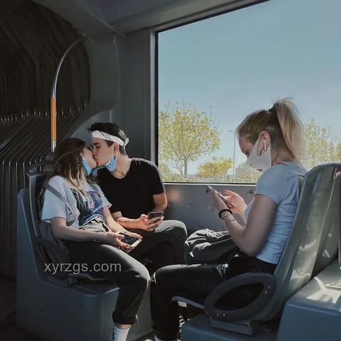 男子脚伸车窗外边玩手机边开车：解决方案