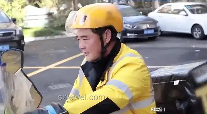 武大职工子女驾车逼停骑行学生案例研究