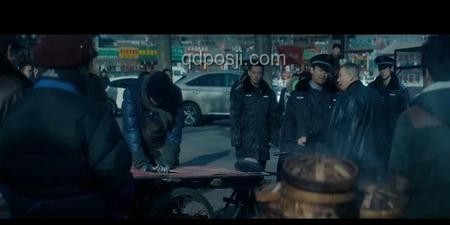 电影《老炮》中，洋火如何行动符合冯小刚角色意